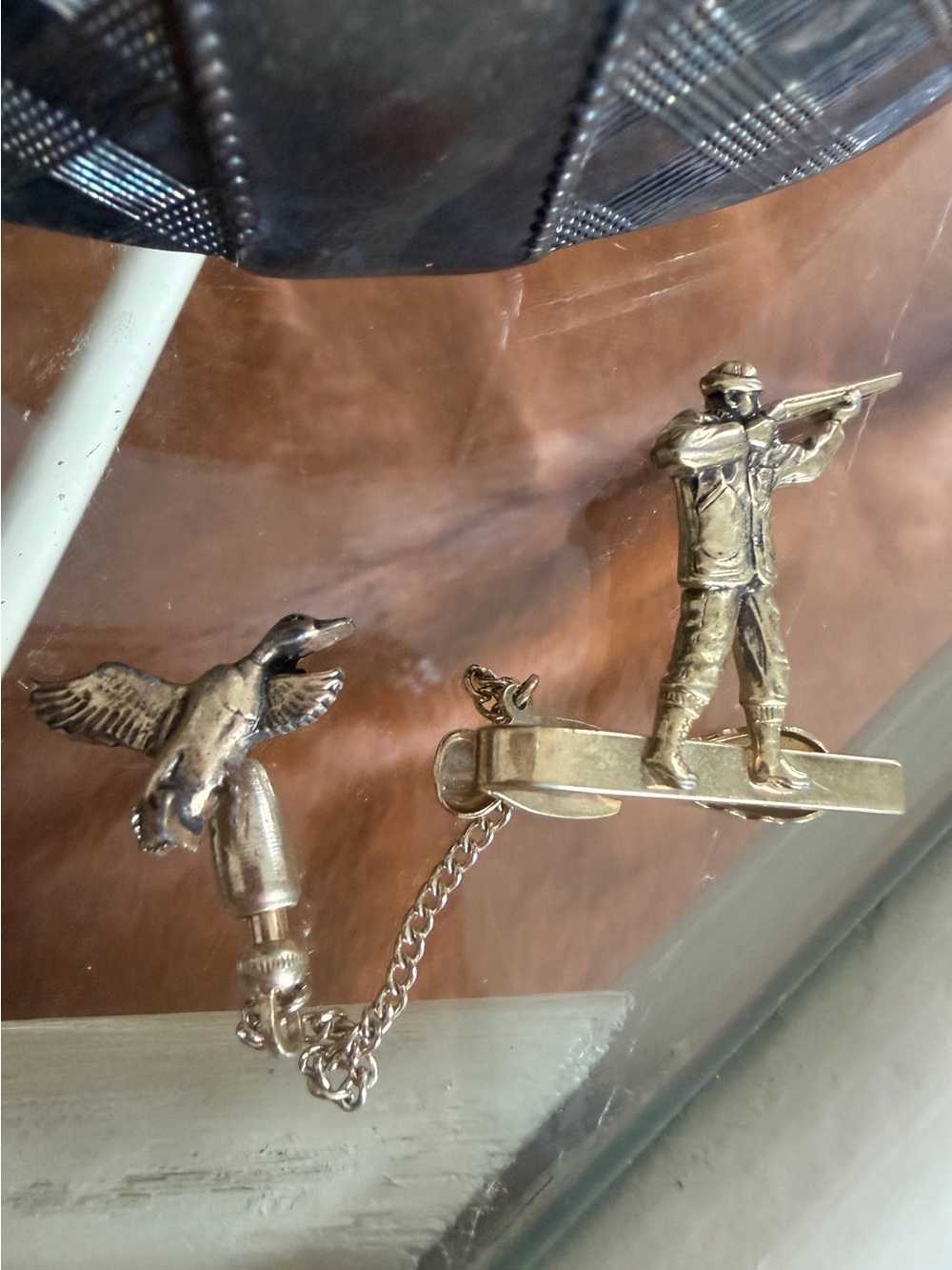 Vintage Hunting Figurine Tie Clip with Duck and Shooter - Gold Tone